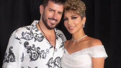 زوج أصالة يخلع عباءته ويعطيها لها بعد شعورها بالبرد على مسرح الرياض | فيديو