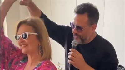 وصلة رقص بين ماجد المصري ويسرا أثناء وجودهما في السعودية