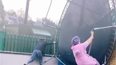 بسبب عاصفة قوية ببريطانيا.. سيدتان تتعلقان بلعبة الترامبولين في محاولة لإنقاذها من الطيران| فيديو