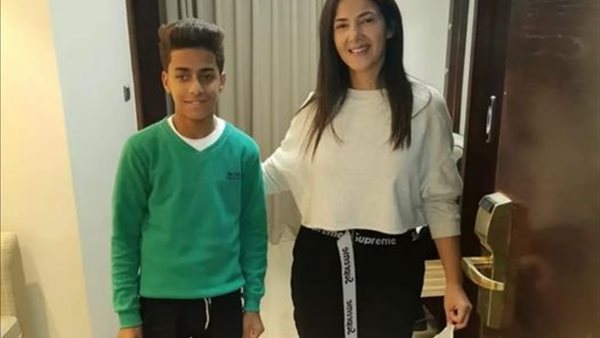 دنيا سمير غانم والطفل