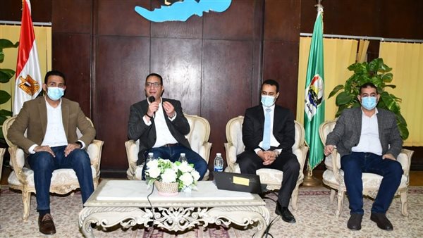 محافظ الفيوم يناقش