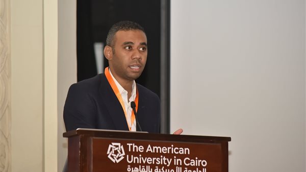 الكاتب الصحفي محمود