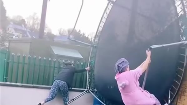 سيدتان متشبثتان بالترامبولين