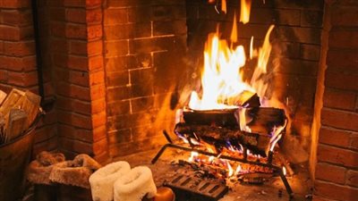 التحقيق في مصرع شخص وإصابة آخر بالاختناق بعد إشعال نار بأخشاب للتدفئة