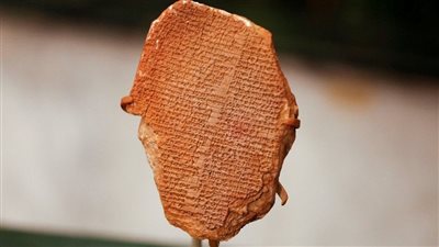 العراق يعرض قطعة أثرية منهوبة.. ما قصة لوح حلم جلجامش الأقدم في العالم؟