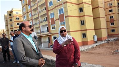 محافظ أسوان يوجه بالإسراع في تسليم باقي الوحدات السكنية بحي اللوتس