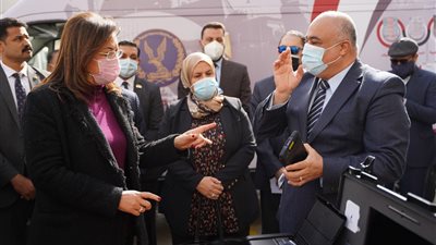 التخطيط تسلم دفعة جديدة من مراكز الخدمات التكنولوجية المتنقلة | صور