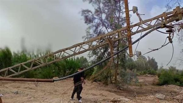 سقوط أعمدة إنارة