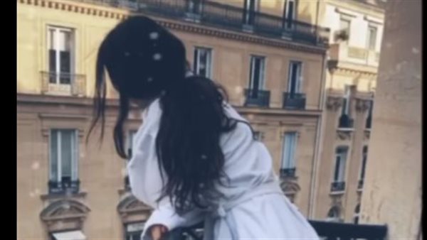 سيدة التجمع العارية