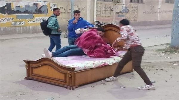 الغناء على سرير في