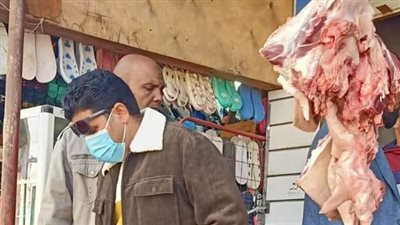 جزار يعرض لحوما غير صالحة للبيع في أسواق الفيوم.. وتصرف سريع من التموين | صور