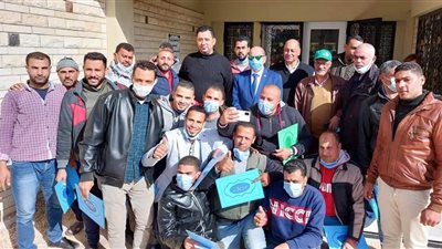 لدورهم في تفادي مياه الأمطار.. رئيس الصرف الصحي بالإسكندرية يكرم سائقين وفنيين