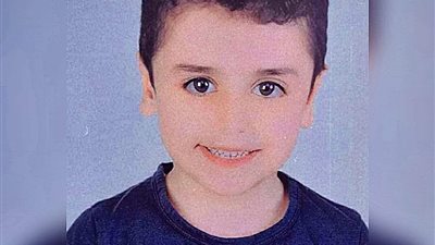 نفسي ألحقه قبل ما يموت زي أخوه.. أب يستغيث بالرئيس لعلاج نجله المصاب بالضمور العضلي | صور