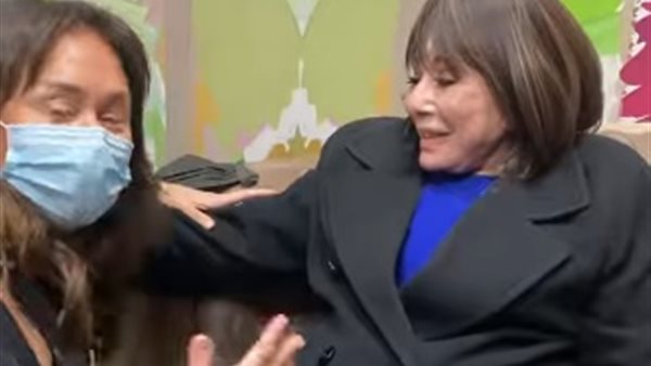 الفنانة لبنى عبد