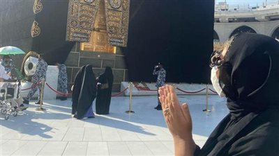 بوسي شلبي تؤدي عمرة لـ محمود عبد العزيز ودلال عبد العزيز ورجاء الجداوي