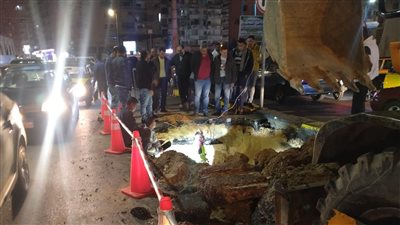 هبوط أرضي بكورنيش شرق الإسكندرية و4 جهات تنفيذية تتدخل لإصلاحه