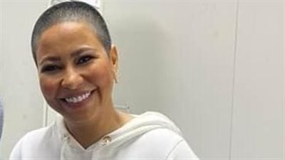 3 صور لـ شيرين عبد الوهاب دون شعر أثناء تحضيرات حفلها في دبي