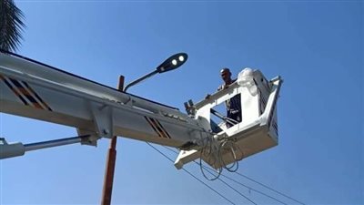 منعًا لتكرار الحوادث.. صيانة أعمدة الإنارة واستبدال الكشافات التالفة في شوارع الفيوم