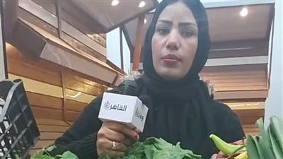 بائعة خضار تطالب محافظ بورسعيد بتخصيص محل لها: 25 سنة وأنا في الشارع | فيديو 