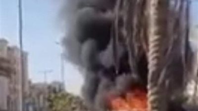 تفحم سيارة ملاكي أمام أحد الكمبوندات في التجمع الأول | صور 