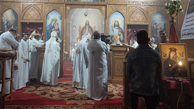 مطران بورسعيد يترأس قداس تذكار الأربعين للقمص بيشوي فخري| صور