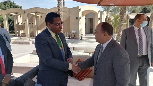 وزير المالية مع نظيرة