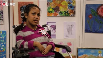 الطفلة بسملة تتحدى إعاقتها وترسم بفمها: مفيش حاجة صعبة عليا | فيديو