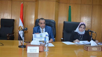 سكرتير عام محافظة المنيا يتابع موقف تنفيذ الشكاوى الحكومية