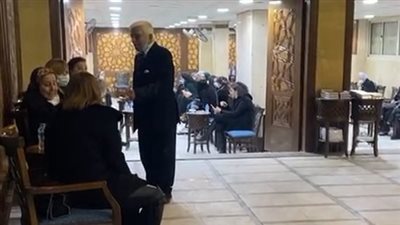 بحضور ميريت عمر الحريري وجاسمين طه.. بدء عزاء والد الإعلامية شافكي المنيري | بث مباشر 