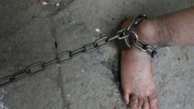 بيضرب الناس في الشارع وبيكسر العربيات.. كواليس فيديو المواطن المُقيّد بسوهاج | فيديوجراف