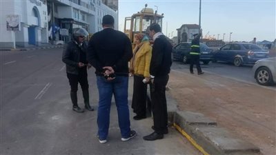 رصف طريق الكورنيش محل الهبوط الأرضي بشرق الإسكندرية 