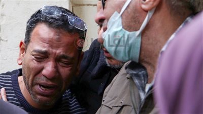 انهيار نجل الفنان محمد عبد الحليم في جنازة والده