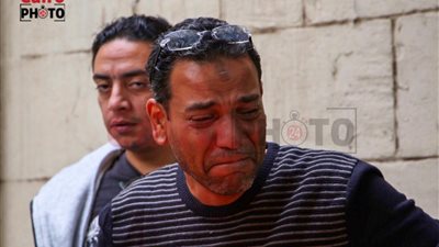 انهيار تامر نجل الفنان محمد عبد الحليم أثناء تشييع جثمان والده: كان عايز يعلم الشباب الفن | فيديو 