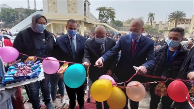 نائب رئيس جامعة عين شمس يفتتح سوق الخير بكلية التجارة 