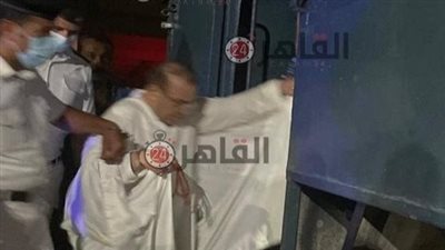 حسن راتب يصل جلسة محاكمته مرتديًا زي الحبس الاحتياطي | صور