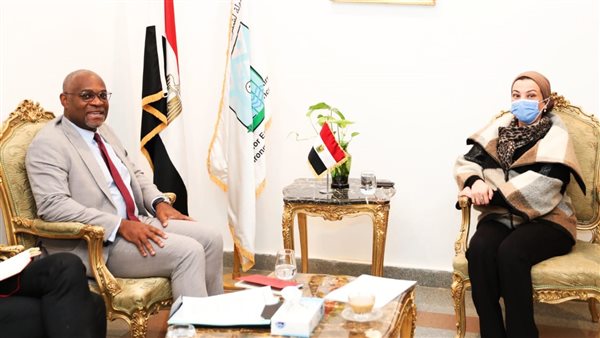 وزيرة البيئة مع رئيس