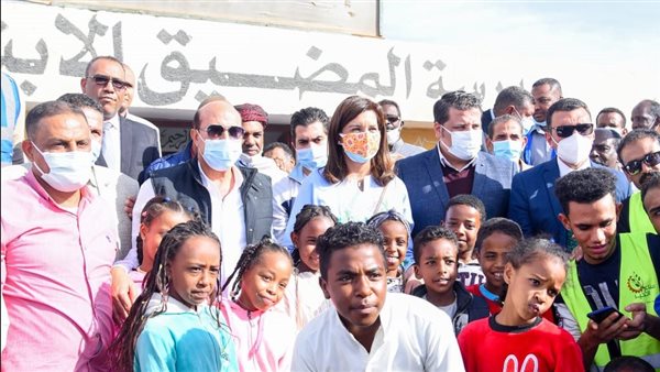 وزيرة الهجرة وسط