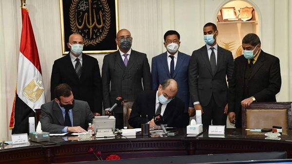 وزير الإسكان خلال