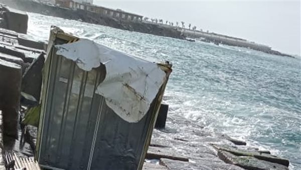 الحاوية الغارقة بمياه