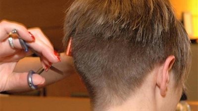 بعد أزمة شيرين.. حكم حلق شعر المرأة