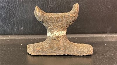 متحف المطار يعرض مسندًا يوضع تحت رأس المومياء من عصر الدولة الحديثة