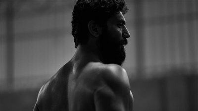 حسن الرداد يروج لعمل جديد له بصورة عارية