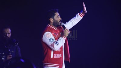 موقف إنساني لـ تامر حسني خلال حفله بجامعة مصر