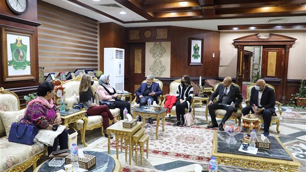 محافظ المنيا يبحث