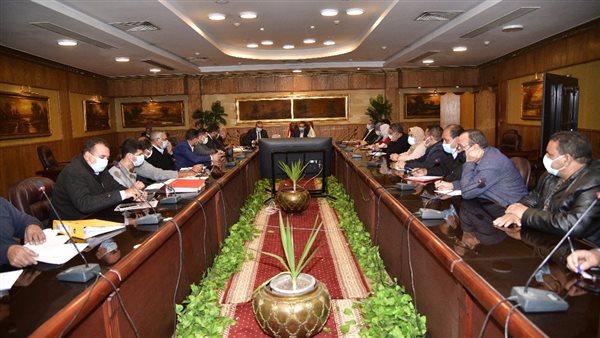 محافظ الغربية يناقش