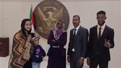  رئيس الوزراء السوداني يعلن عن توجه 9 من مصابي الثورة للعلاج في مصر