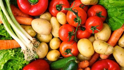 بث مباشر| الفراخ البيضاء بـ32 والطماطم بـ4 جنيهات.. استقرار أسعار الدواجن والخضراوات بـ الجيزة