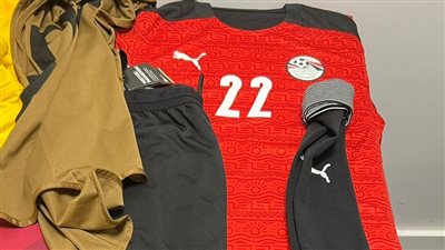 منتخب مصر بالقميص الأحمر أمام تونس في نصف نهائي كأس العرب