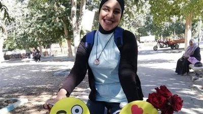 دعم مشروعها محمد هنيدي.. ياسمين بكر تجول الشوارع بعجلة الورد |صور