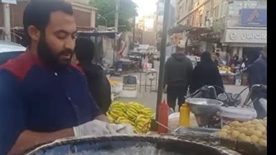 رغم حصوله على الماجستير.. محمد أشهر بائع زلابية في بنها: الشغل مش عيب | بث مباشر 
